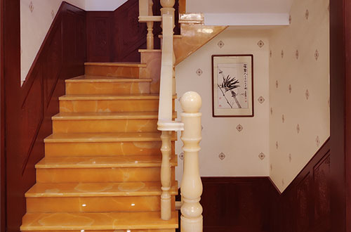 灯塔中式别墅室内汉白玉石楼梯的定制安装装饰效果